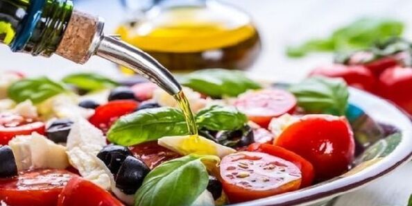 Wann Dir Mëttelmier Diät Platen preparéiert, musst Dir Olivenueleg benotzen. 